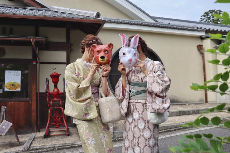 清水寺で着物レンタルしてお面で写真