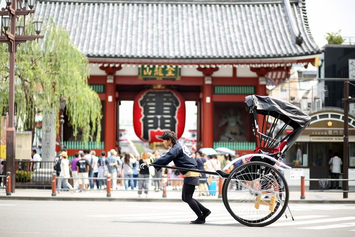 浅草伝統の人力車に乗車！