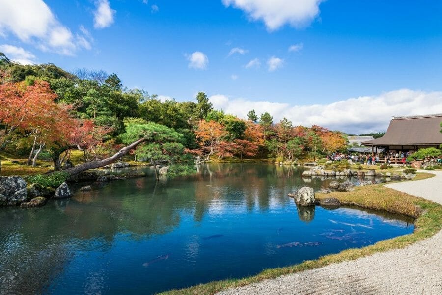 天龍寺の紅葉で着物姿は映える