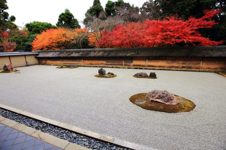 枯山水の石庭が見どころの京都の文化財「龍安寺」とは？